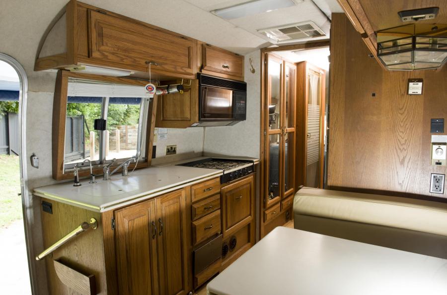 Интерьер Airstream 350LE Class A Motorhome 1992 года  (фото 6 из 8)